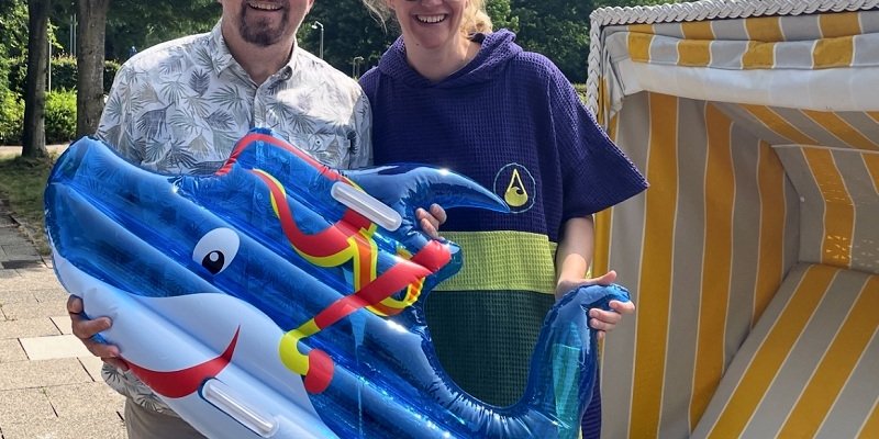 Zu einem Tauffest am 19. Juli laden Pfarrerin Sarah Töws und Pfarrer Marco Beuermann herzlich ins Freibad Rheda ein.		Foto privat