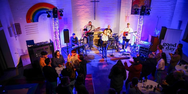 Bereits im Dezember feierte man eine Kehraus-Party mit Liveband und rund 250 Gästen.		Fotos: Kirchengemeinde Verl