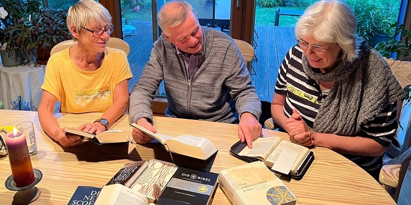 Gemeindemitglieder der Ev. Versöhnungs-Kirchengemeinde (v.l.): Birgit Götz, Bernhard Stoelzel und Cristina Sabrowski gehen ab September mit einem neuen Bibellesekreis an den Start. 		Foto: Uwe Sabrowski