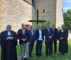 Abschied und Neubeginn – die vier Kirchenkreise in Ostwestfalen verabschiedeten Uwe Gießelmann (3.v.l.), begrüßten Alexander Friebel (3.v.r.) und segneten Susanne Janson für ihren weiteren Dienst. Die Superintendenten (v.l.) Frank Schneider, Volker Neuhaus, André Heinrich und Christian Bald luden aus diesem Anlass zu einen festlichen Gottesdienst in die Bielefelder Peter-und-Pauls-Kirche ein. 	Foto: KKGT/Frauke Brauns