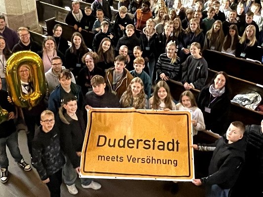 Rund 100 Konfis und Teamer der Versöhnungs-Kirchengemeinde nahmen an der Freizeit in Duderstadt teil. (Foto: -beu) 