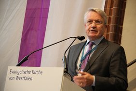 Finanzdezernent der Evangelischen Kirche von Westfalen (EKvW) Ralf-Henning Krause in seiner Haushaltsrede am zweiten Sitzungstag der Landessynode in Bielefeld-Bethel. Foto: EKvW