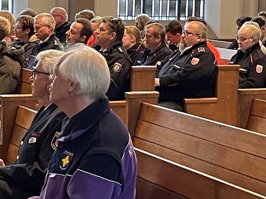 Dirk Leiendecker (v.l.) und Matthias Rausch (v.r.) warten auf ihren Einsatz im Blaulicht-Gottesdienst. 		Foto: beu