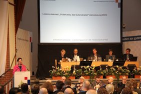 Präses  Adelheid Ruck-Schröder bei ihrem ersten Bericht vor der Landessynode. Foto: EKvW. 