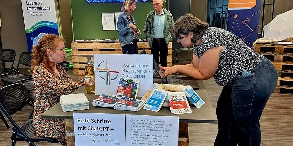 Im PopUp-Laden in der Gütersloher Innenstadt und das Motto „Zeichen der Digitalisierung“ zeigte auch die Ev. Erwachsenenbildung, dass das Thema sie bewegt. 		Foto: KKGT