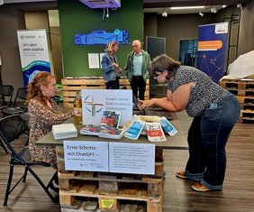 Im PopUp-Laden in der Gütersloher Innenstadt und das Motto „Zeichen der Digitalisierung“ zeigte auch die Ev. Erwachsenenbildung, dass das Thema sie bewegt. 		Foto: KKGT