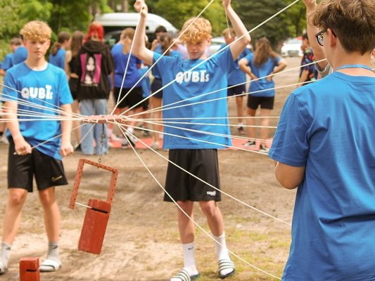 Sogenannte Connecting Games – Verbindungsspiele – förderten den Zusammenhalt der Kinder im Konfi-Camp 2024 im KIEZ Frauensee. Foto: Konfi-Camp