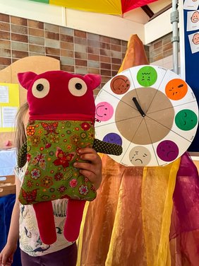 Ob „Gefühle-Rad“ oder „Sorgenfresser-Puppe“: Beides hilft den Kindern zu beschreiben, was sie bewegt. Foto: KKGT