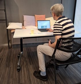 An einer Selbstlernstation konnten Besucherinnen und Besucher einen Textgenerator ausprobieren. 		Foto: KKGT