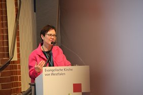 Um ihre Vorstellungen von kirchlichem Veränderungsbedarf zu konkretisieren, nannte Adelheid Ruck-Schröder zehn Punkte, die sie als ‚Lessons Learned‘ vorstellte. Foto: EKvW