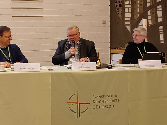 Superintendent Frank Schneider (Mitte) leitet die Kreissynode des Ev. Kirchenkreises Gütersloh, Assessor Michael Frentrup und Scriba (Protokollantin) Karin Brunken unterstützen dabei. 	Foto: KKGT