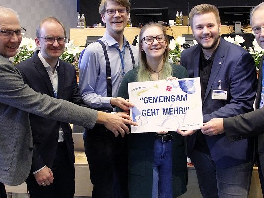 Gemeinsam geht mehr! Hocherfreut über den Ausgang der Abstimmung (v.l.) Landesjugendpfarrer Christian Uhlstein, LKA Jurist David von Brachel, Jugenddelegierte David Stade und Larissa Möx sowie Jan Tomischat (junges Mitglied der Kirchenleitung) und Vizepräsident Ulf Schlüter. Quelle: EKvW