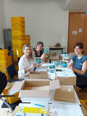 Katharina Rommel, Maxie Kordes und Sylvia Henselmeier von der Ev. Erwachsenenbildung im Kirchenkreis Gütersloh bereiten den Versand der Programmehefte für das zweite Halbjahr 2026 vor. 		Foto: Kirchenkreis Gütersloh/Frauke Brauns