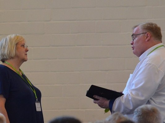 Superintendent Frank Schneider verabschiedet Schulpfarrerin Brigitta Menke-Steffen zu Beginn der Kreissynode in den Ruhestand.		Foto: Kirchenkreis Gütersloh/Tobias Isaak