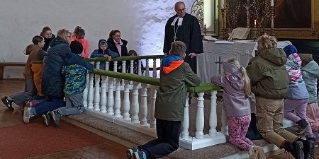 Einige Kinder der Sonntagsschule in Matiši am Ostersonntag mit Pfarrer Modris Ivans. 		Foto: privat