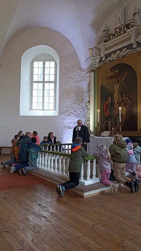 Einige Kinder der Sonntagsschule in Matiši am Ostersonntag mit Pfarrer Modris Ivans. 		Foto: privat