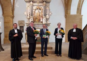 Im Gottesdienst in der Bielefelder Peter-und-Pauls-Kirche segneten (v.l.) Superintendent Christian Bald, Ev. Kirchenkreis Bielefeld und Superintendent Frank Schneider, Ev. Kirchenkreis Gütersloh und Vorsitzender des Kirchenkreisverbandes, Alexander Friebel, Uwe Gießelmann und Susanne Janson. 		Foto: KKGT/Frauke Brauns