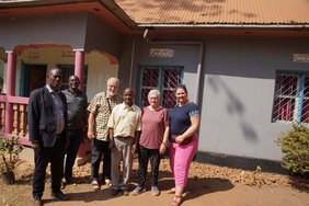 Die Distriktpfarrer mit der Reisegruppe aus Gütersloh (v.l.): Pheneas Nkabalinda, Godfrey Kagashanie, zusammen mit Ulrich Klein, dem Partnerschaftssekretär Egbert Kabiasi, Christa Marienhagen und Maxie Kordes. 	Foto: KKGT 