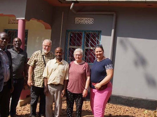 Die Distriktpfarrer mit der Reisegruppe aus Gütersloh (v.l.): Pheneas Nkabalinda, Godfrey Kagashanie, zusammen mit Ulrich Klein, dem Partnerschaftssekretär Egbert Kabiasi, Christa Marienhagen und Maxie Kordes. 	Foto: KKGT 