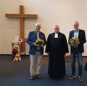 Im Gottesdienst zu Beginn der Kreissynode verabschiedete Superintendent Frank Schneider (Mitte) die Pfarrer Michael Fürste (links) (Städt. Gymnasium Gütersloh) und Martin Schnittker (Rudolf-Rempel-Berufskolleg in Bielefeld) aus ihren Kreispfarrstellen.		Foto: fra